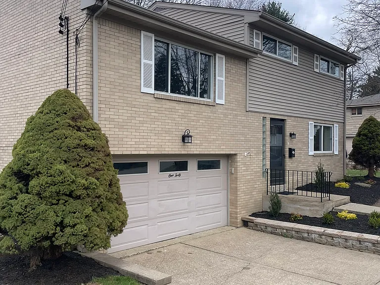 140 Peony Ave — Photo 2