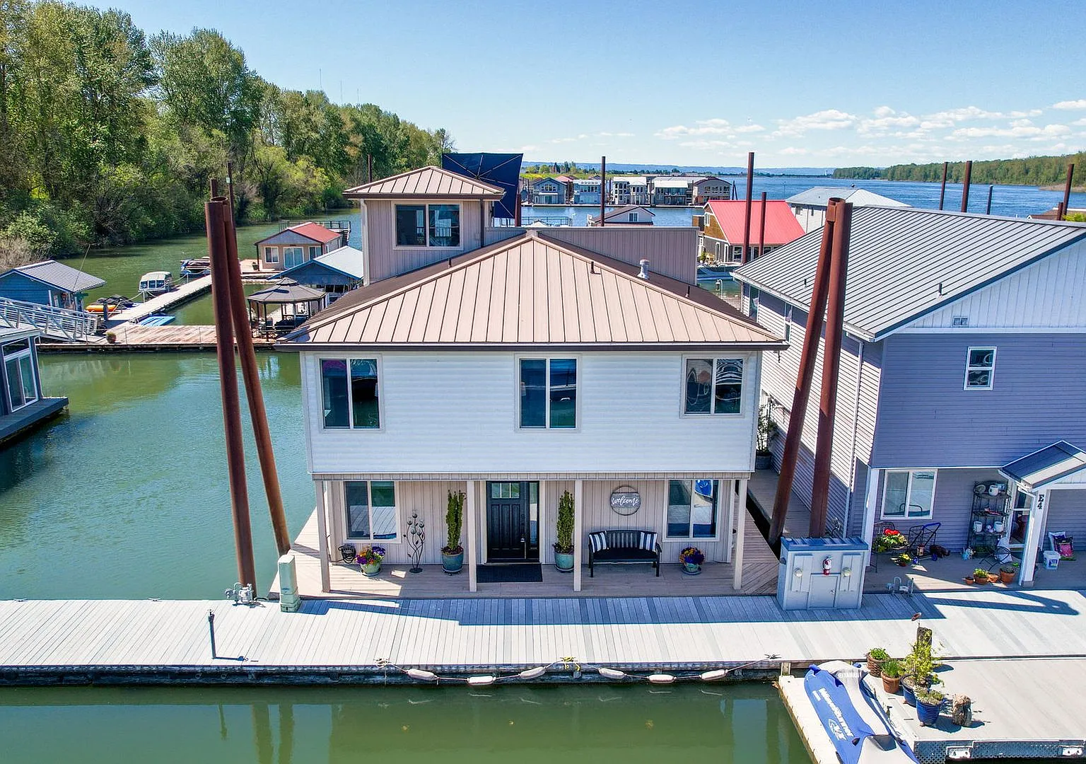 Three-Level Modern-Living Floating Home on the Columbia River! — Photo 1