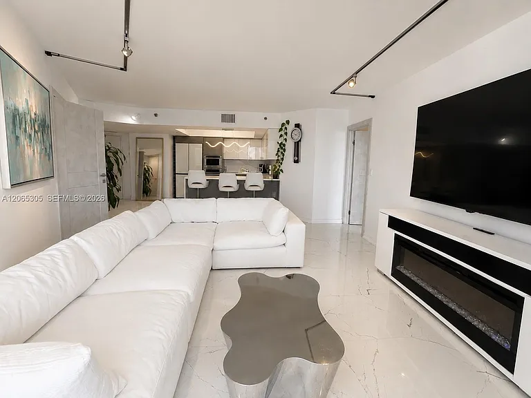 3600 Mystic Pointe Dr #1715 — Photo 4