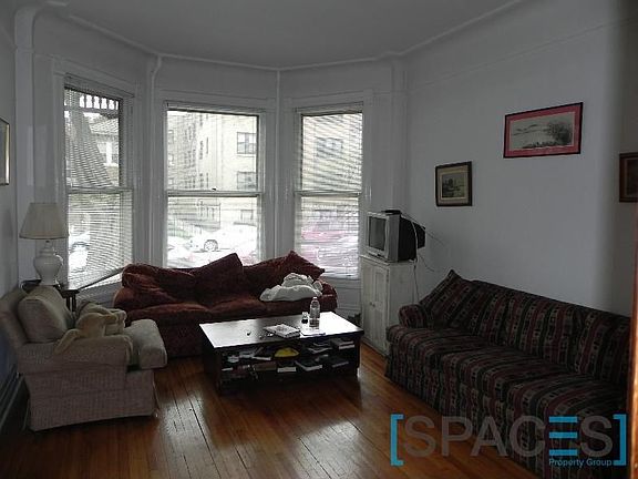 3rd image of 3648 N Greenview Ave #1