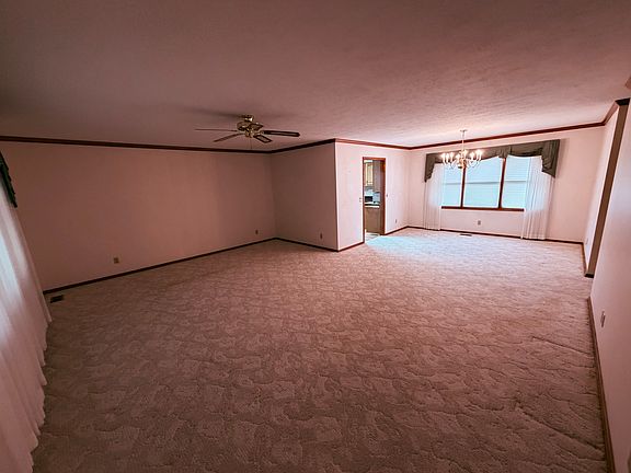 4th image of 281 Lorraine Pl