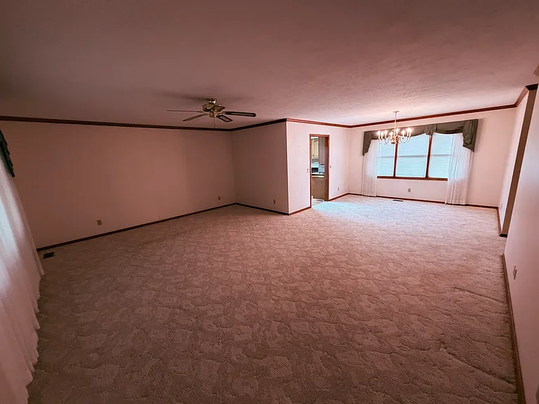 281 Lorraine Pl — Photo 4