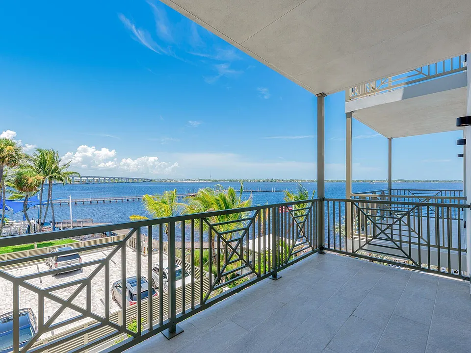 41 SW Seminole St #305