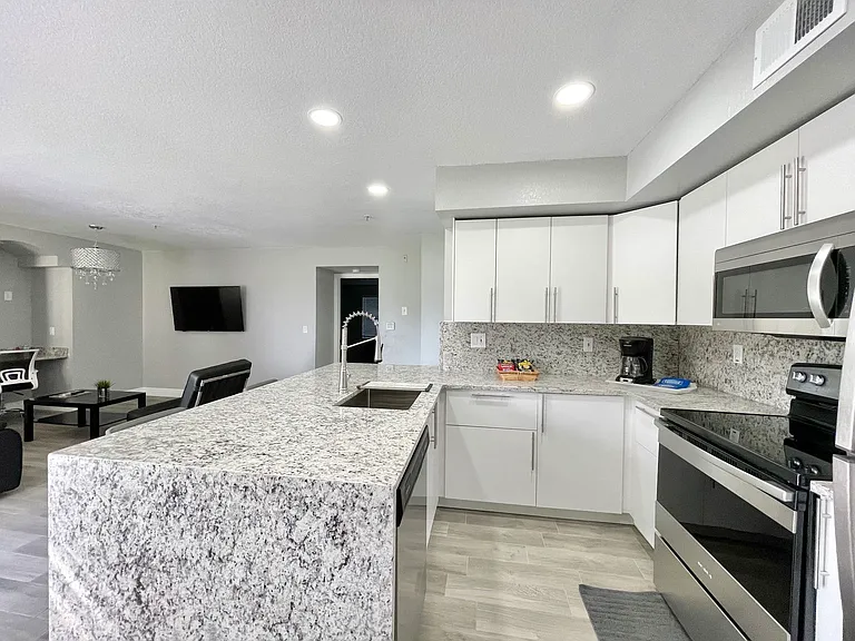 7210 Westpointe Blvd — Photo 5