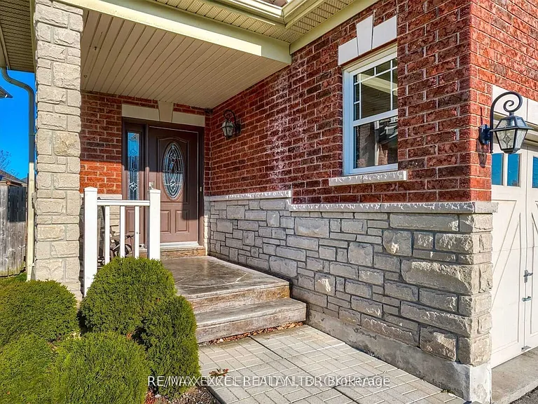 10 Pondmede Cres — Photo 3