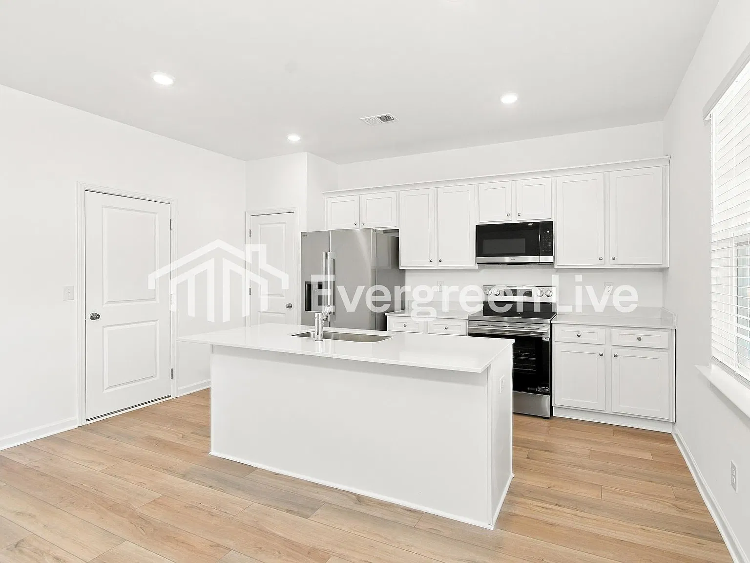 4 bed, 2.5 bath, 1995 sqft, $2,135 — Photo 2