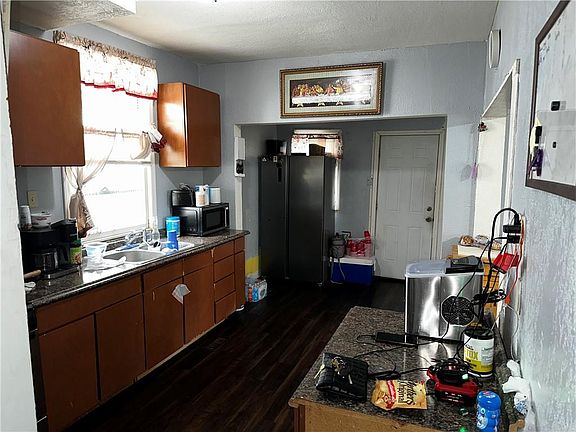 5th image of 221 N 17th St