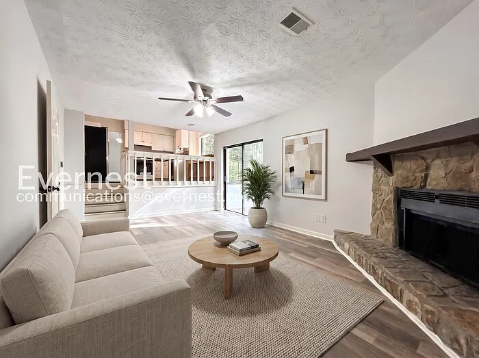 3 bed, 2.0 bath, 1288 sqft, $2,295 — Photo 3