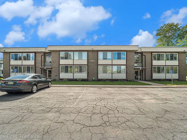 3901 Fort St APT 201, Trenton, MI 48183