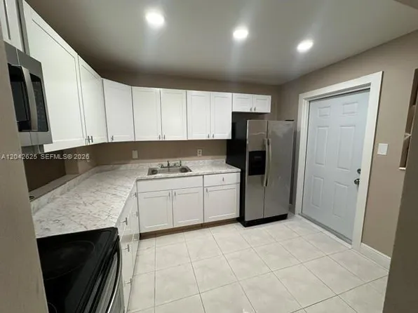 251 NE 187th St APT 809, Miami, FL 33179