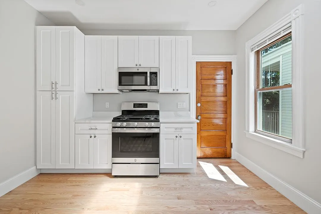 Building Photo - 19 Taft St #3