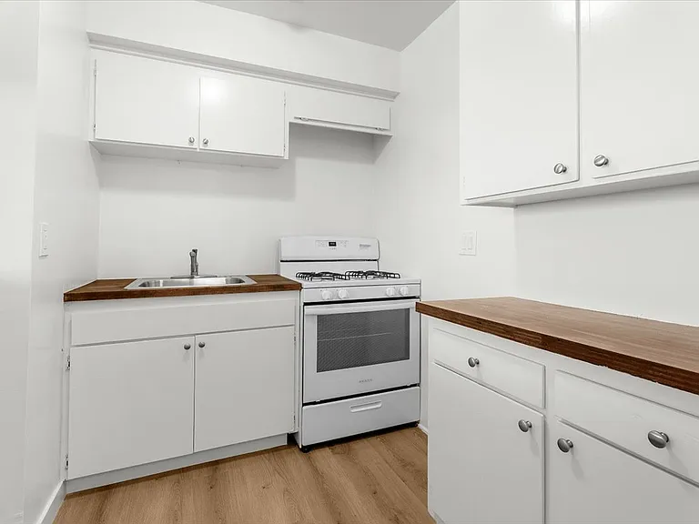 4458 Woodman Ave #8 — Photo 7
