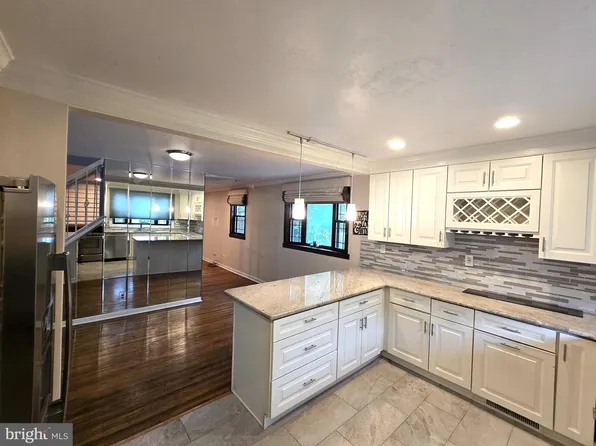 102 Suburban Ter, Stratford, NJ 08084