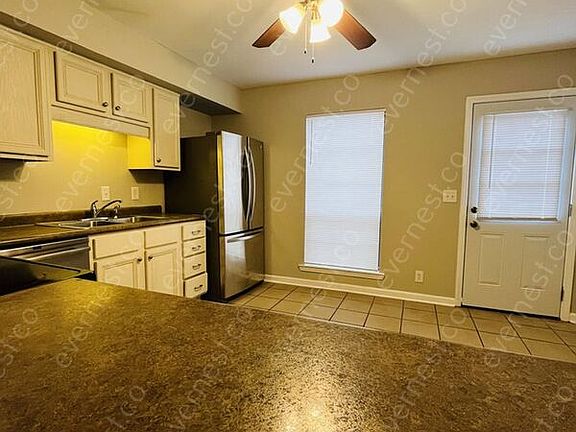 5th image of 143 Academy Sq