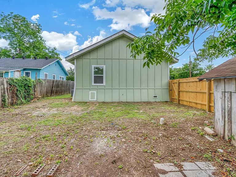 2400 Reuter Ave — Photo 24