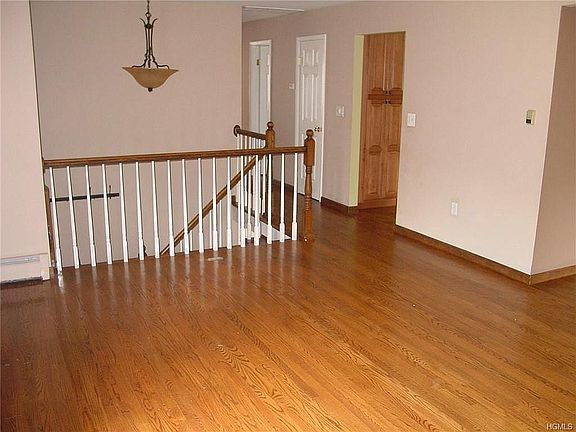 4th image of 49 Laurel Ln