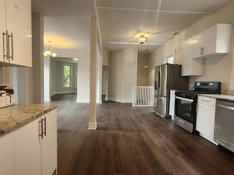 2330 W Erie St #2F — Photo 8