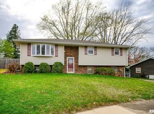 2404 Holly Dr, Pekin, IL 61554
