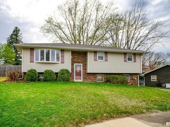 2404 Holly Dr, Pekin, IL 61554
