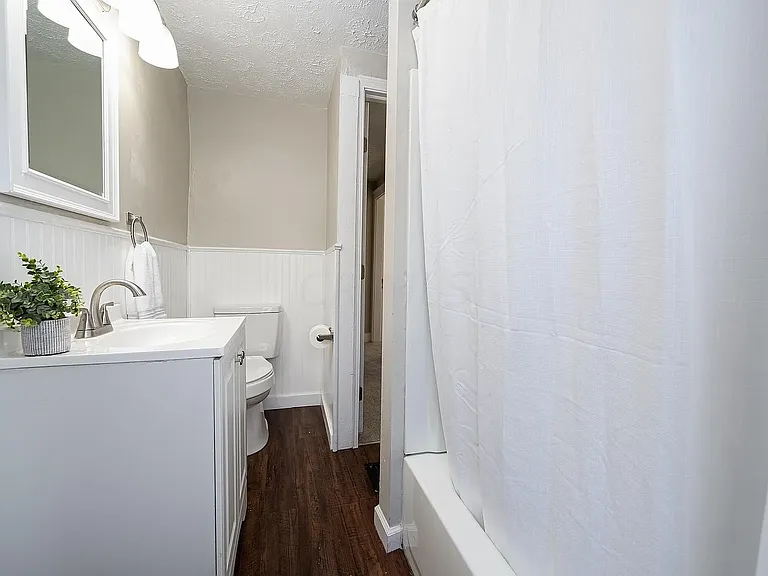 1132 Peters Ave — Photo 5