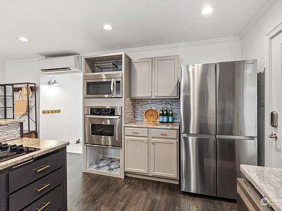 4th image of 15521 Sturtevant Avenue