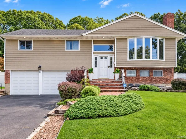 31 Sterling Lane, Smithtown, NY 11787
