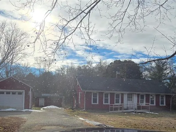 22 Oak St, Ashaway, RI 02804