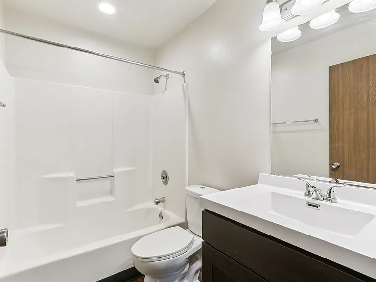 Woodfield Heights Apartments — Photo 37