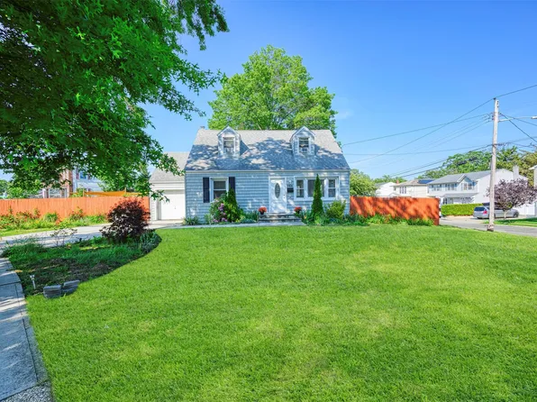 566 Park Avenue, Merrick, NY 11566