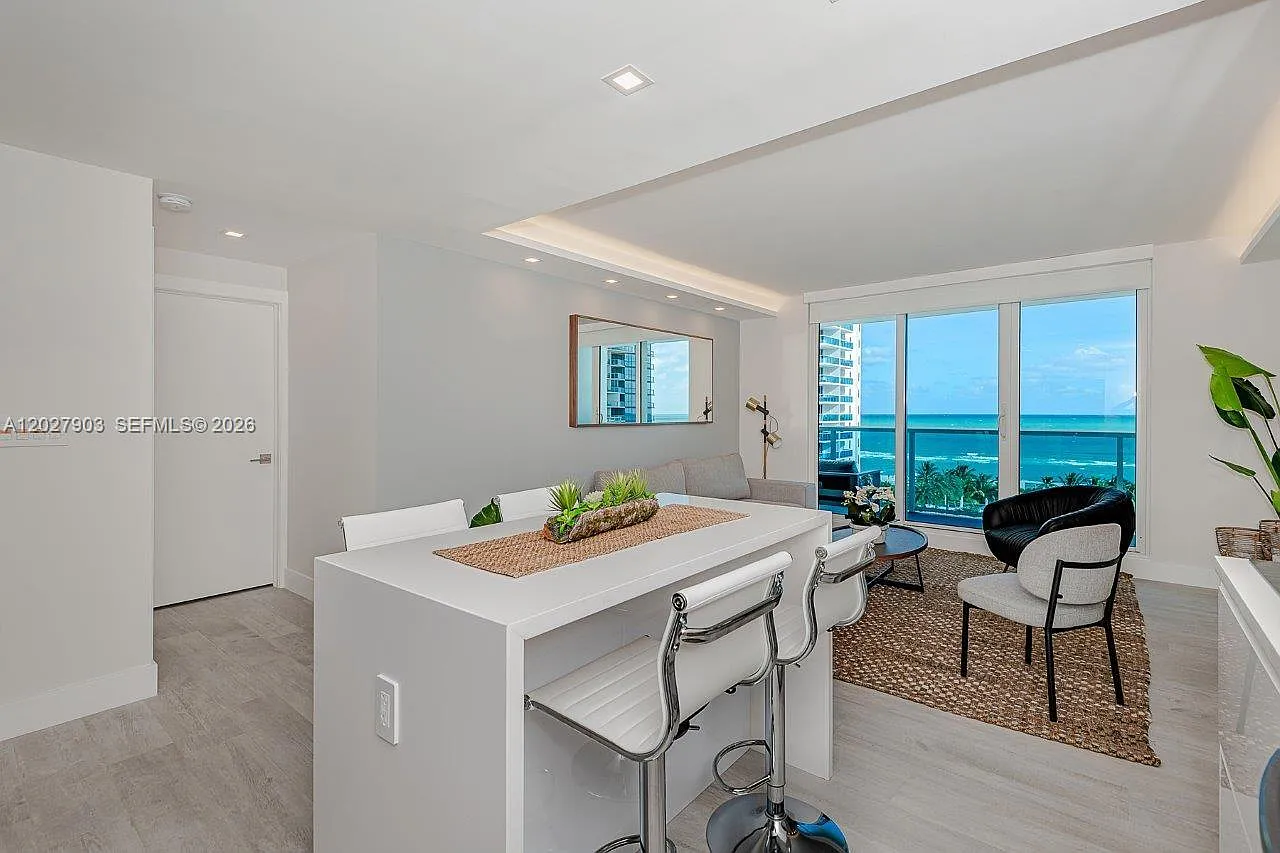 Roney Palace Condo — Photo 1
