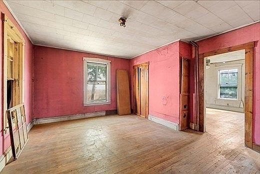 5th image of 10 Pinkham St