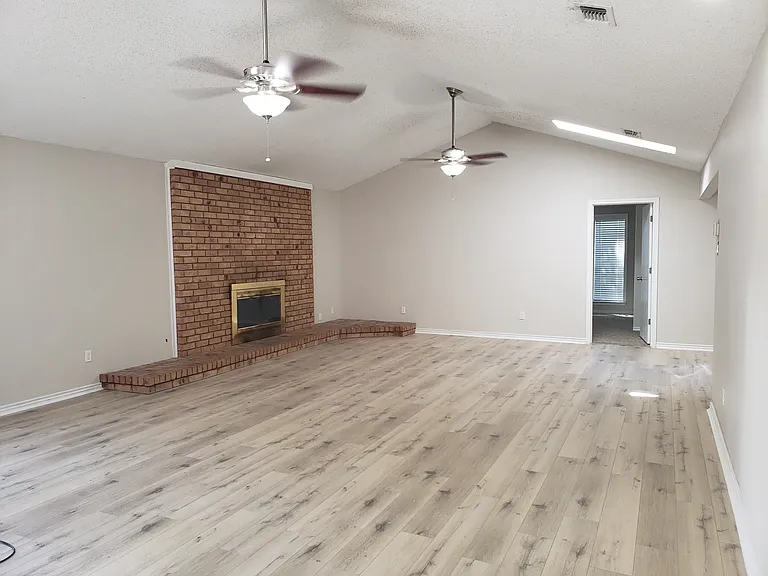 2697 Poplar Dr — Photo 4