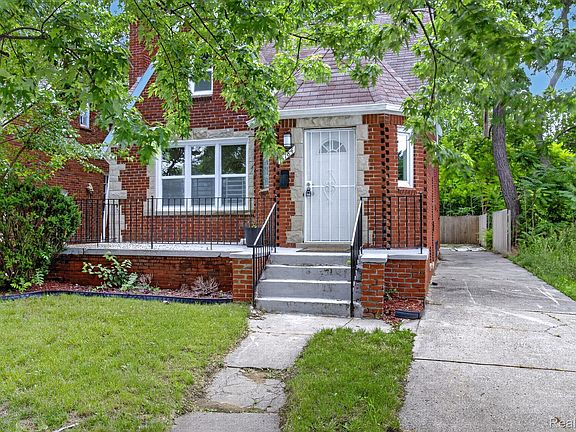 2nd image of 15784 Pinehurst St