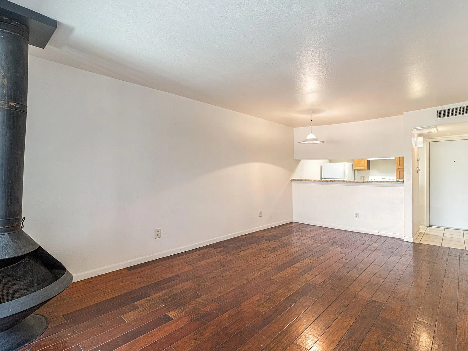 1 bed, 1.0 bath, 742 sqft, $1,100 — Photo 2