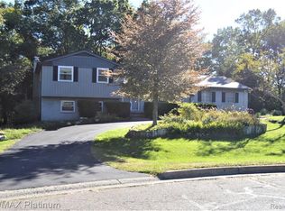 5055 Greenfield Rd, Brighton, MI 48114