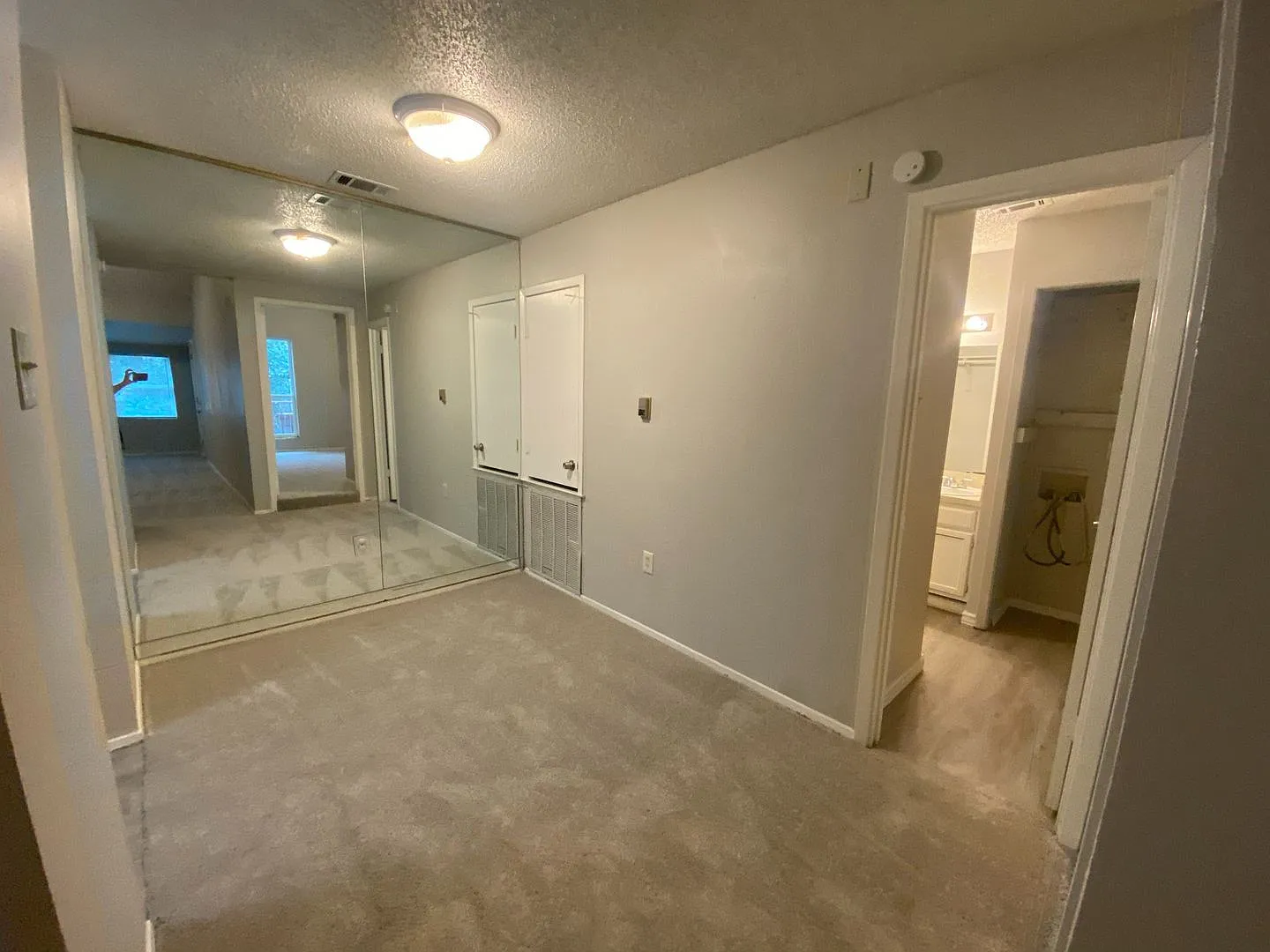 Great second-floor unit for rent! — Photo 4