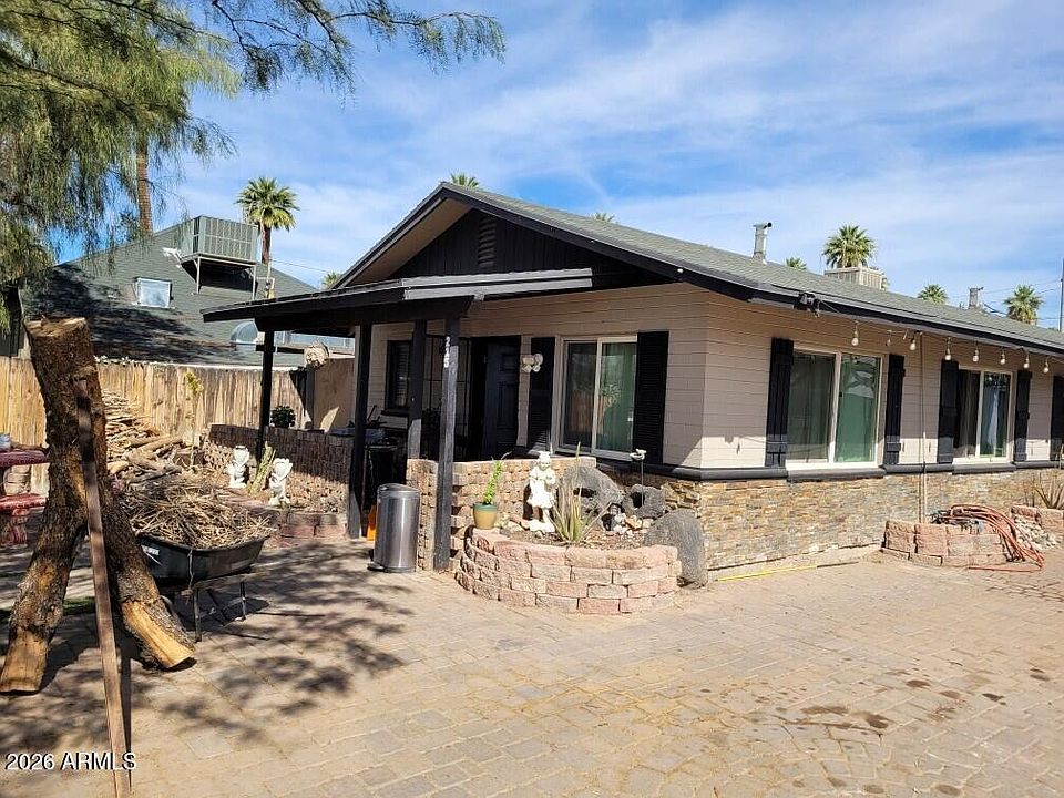 1st image of 215 N 12TH Avenue