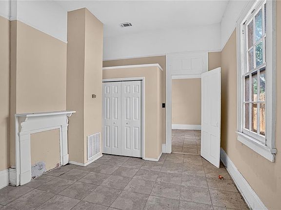 5th image of 2618-20 Lasalle St