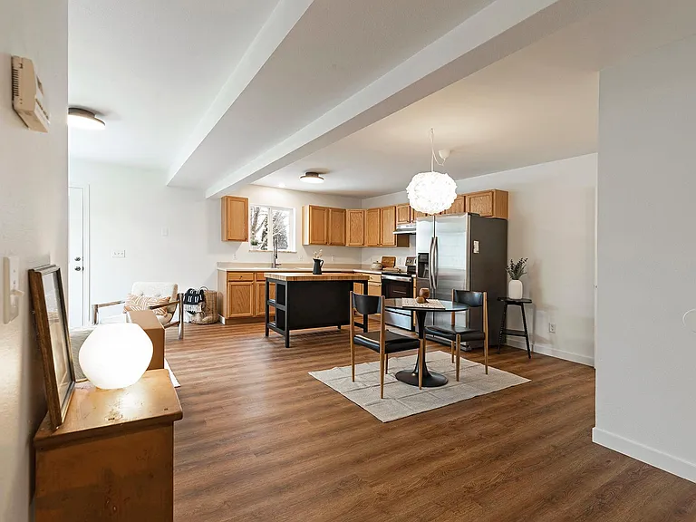 909 Defoe St #B — Photo 2