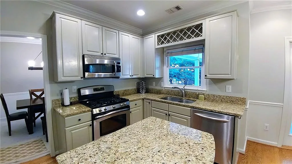 4 bed, 2.5 bath, 2433 sqft, $3,200 — Photo 3