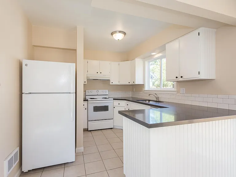 7852 SE 21st Ave — Photo 8