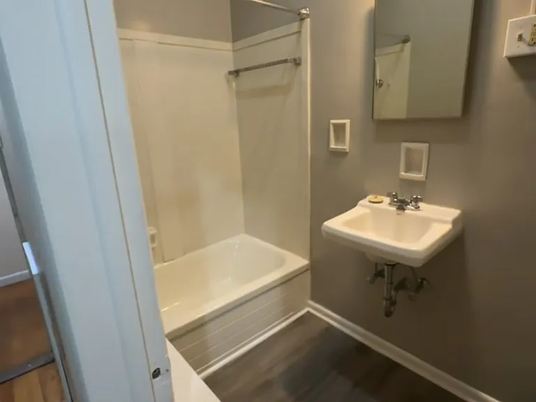 415 E Race St #12 — Photo 4