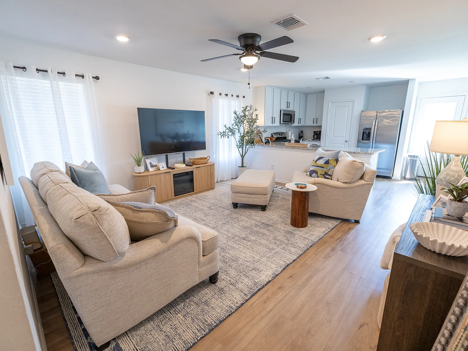 3 bed, 1302 sqft, $1,800 — Photo 2
