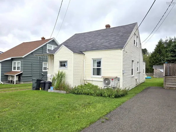 32 Poplar St, Amherst, NS B4H 1L7
