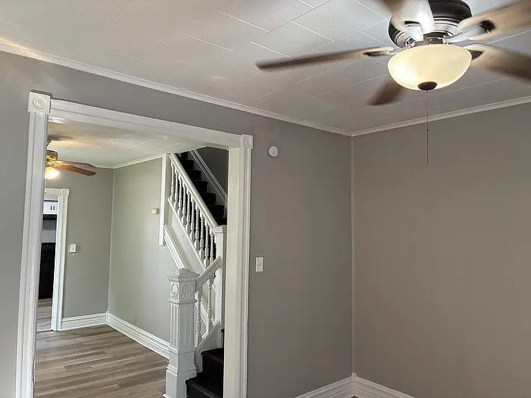 208 N Poplar St — Photo 4
