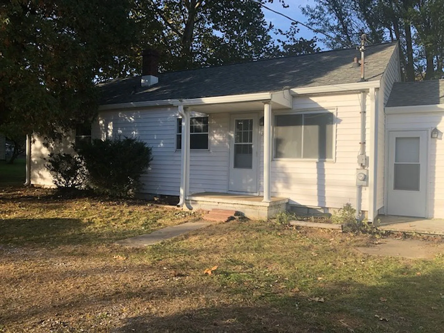 Available Now! Newly renovated 2 Bedroom country home! — Photo 2