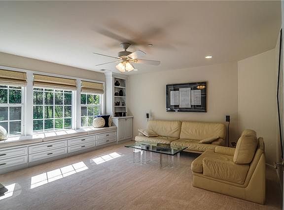 5th image of 2037 Delaware Dr