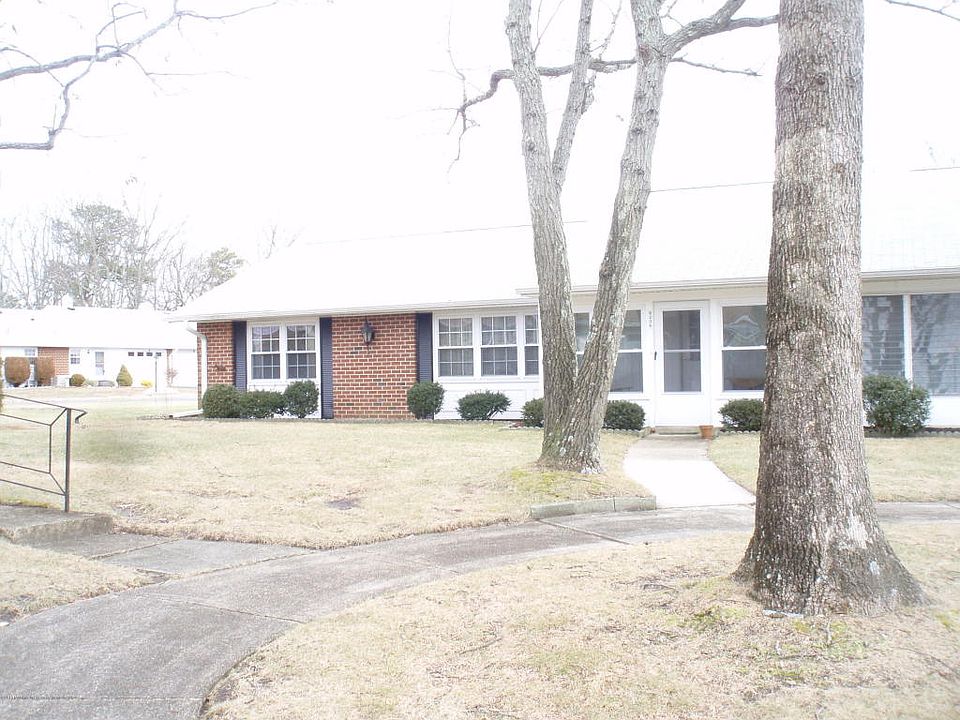 1st image of 923A Thornhill Ct