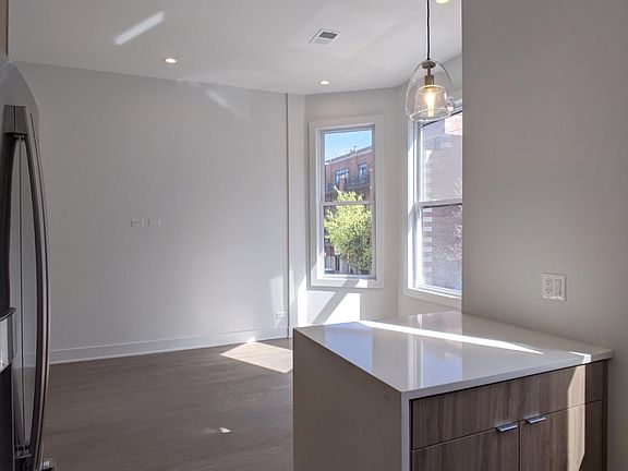 4th image of 2120 W Belmont Ave #2F