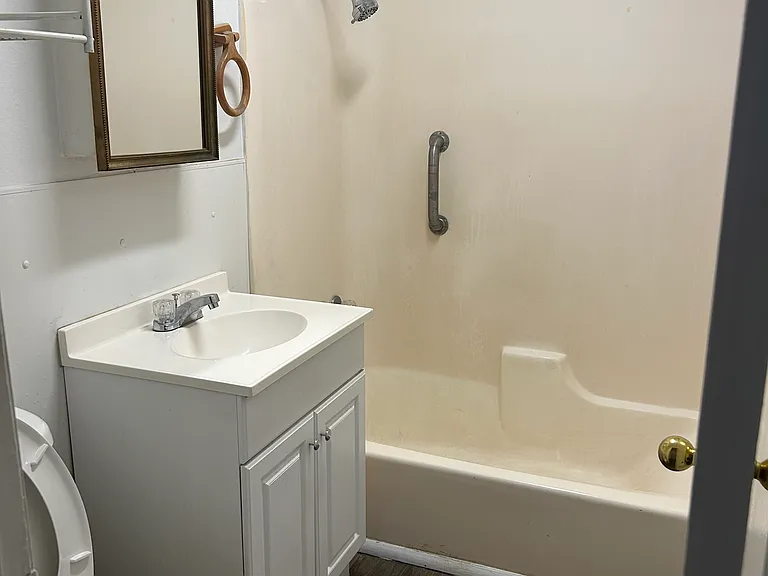100 Linney Ln #D — Photo 3